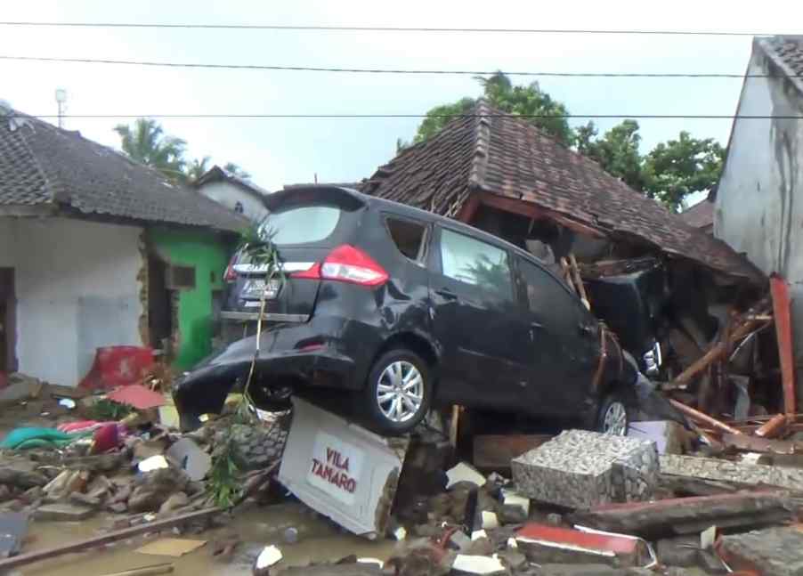 News picture Lighten the Tsunami Victims in Banten, Auto2000 Makes Special Programs.