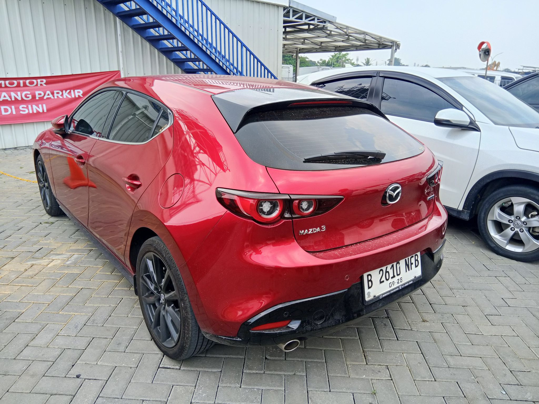 Lelang Mobil MAZDA 3 HATCHBACK 2.0 AT 2023 MERAH METALIK JAKARTA TIPAR