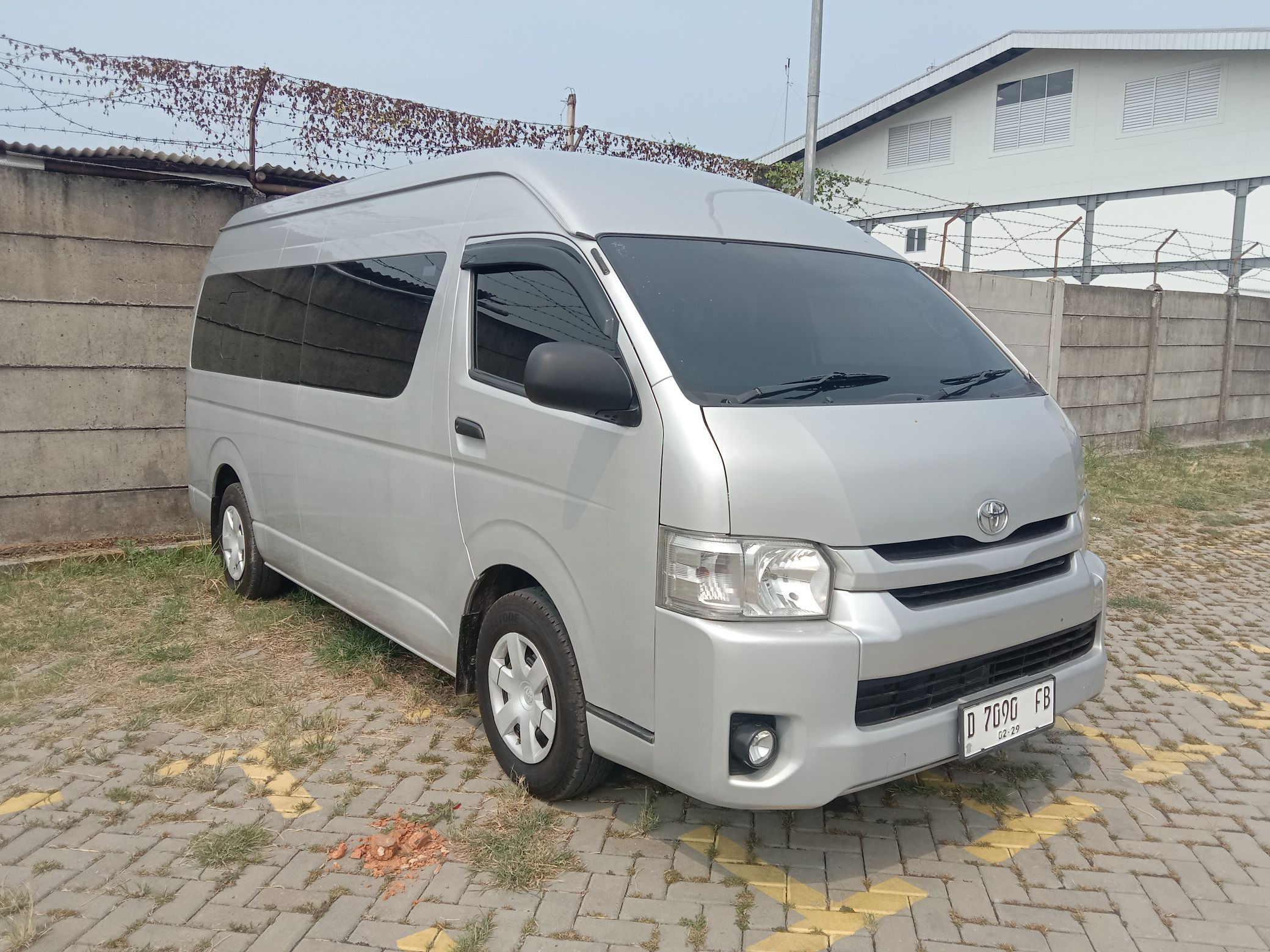 Lelang Mobil Toyota Hiace Commuter Mt Silver Metalik Jakarta