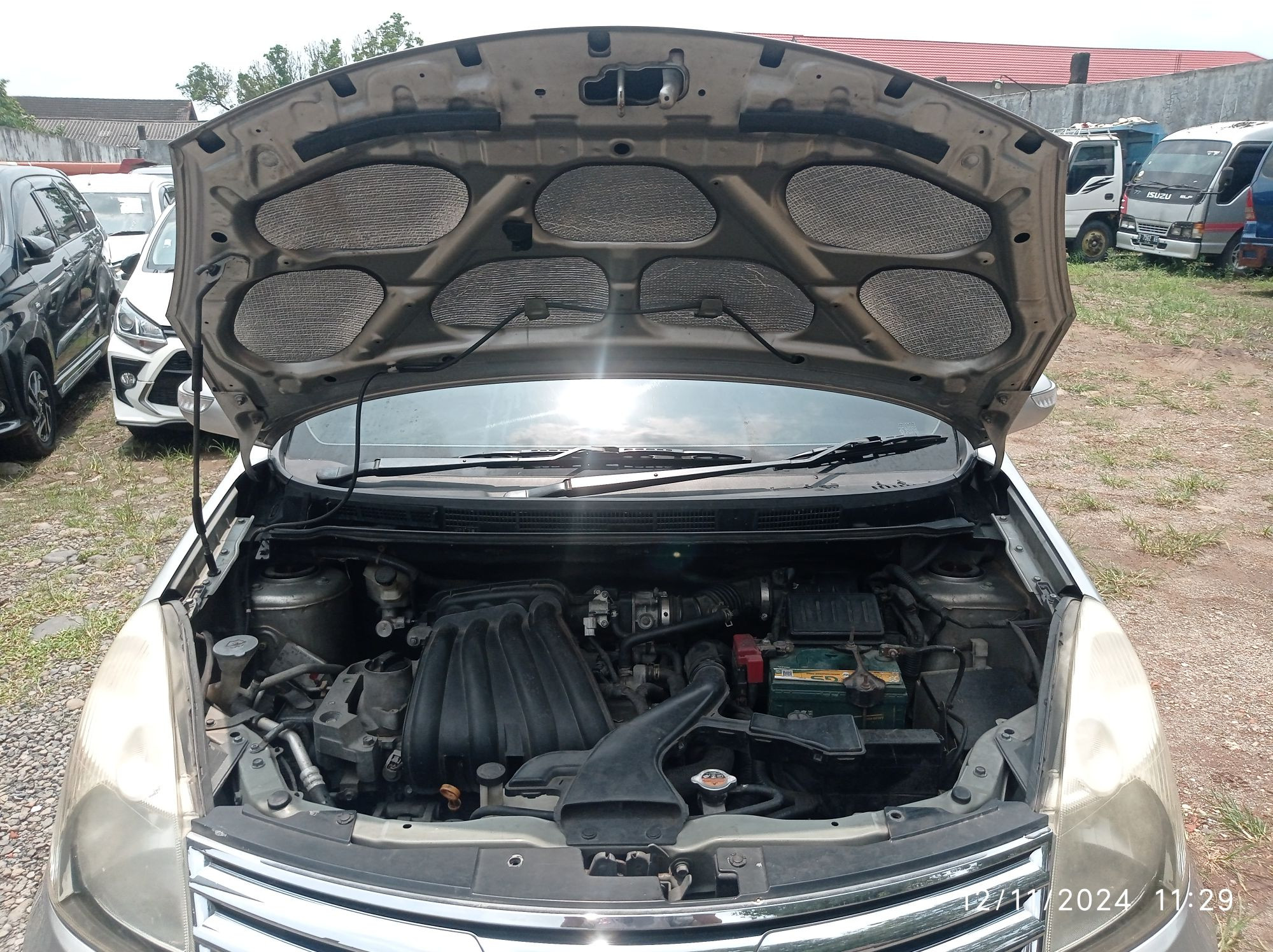 Lelang Mobil Nissan Grand Livina Xv At Abu Abu Metalik Surabaya