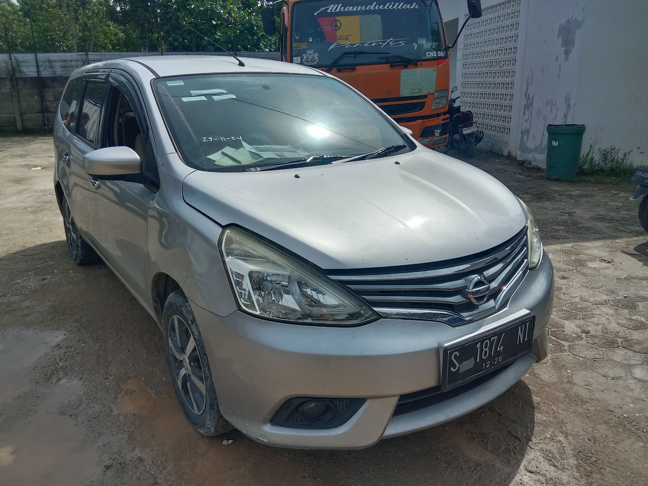 Lelang Mobil Nissan Grand Livina Xv At Silver Metalik Surabaya