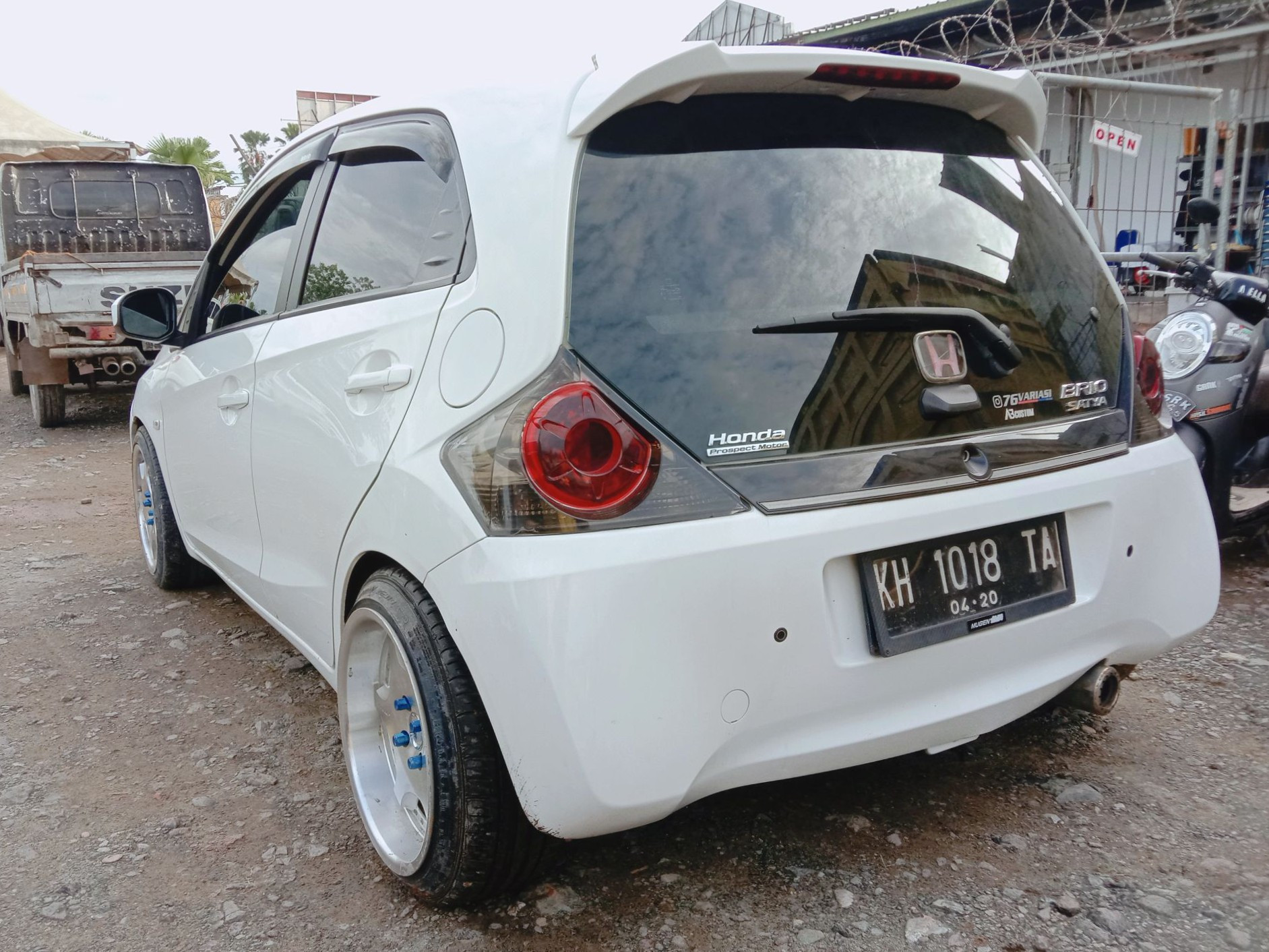 Lelang Mobil HONDA BRIO SATYA SATYA E 1 2 MT 2015 PUTIH MEDAN